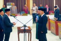 Ketua DPRD Tanggamus Agung Setyo Utomo saat melantik Heru Antori sebagai anggota legislatif pergantian antar waktu (PAW), periode 2024 - 2029, Kamis 14 November 2024 | Herdi/Media Prioritastv.com.