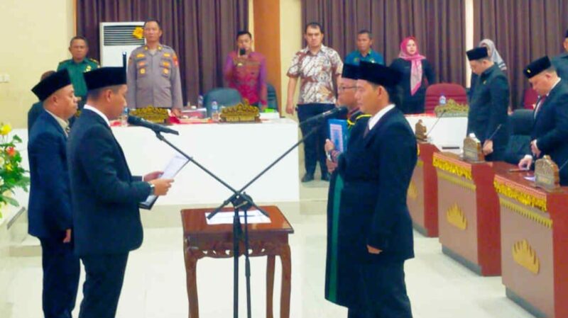 Ketua DPRD Tanggamus Agung Setyo Utomo saat melantik Heru Antori sebagai anggota legislatif pergantian antar waktu (PAW), periode 2024 - 2029, Kamis 14 November 2024 | Herdi/Media Prioritastv.com.
