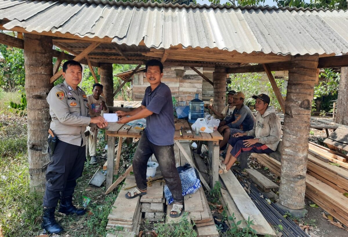 Bripka Noprian Bhabinkamtibmas Polsek Pulau Panggung saat Berikan Bantuan Uang Tunai Kepada Masyarakat Untuk Pembangunan Masjid Nurul Iman di Pekon Gunung Meraksa. Foto : AsrulAriski/Media Prioritastv.com. 