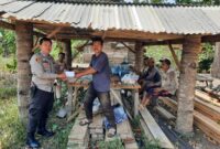 Bripka Noprian Bhabinkamtibmas Polsek Pulau Panggung saat Berikan Bantuan Uang Tunai Kepada Masyarakat Untuk Pembangunan Masjid Nurul Iman di Pekon Gunung Meraksa. Foto : AsrulAriski/Media Prioritastv.com.