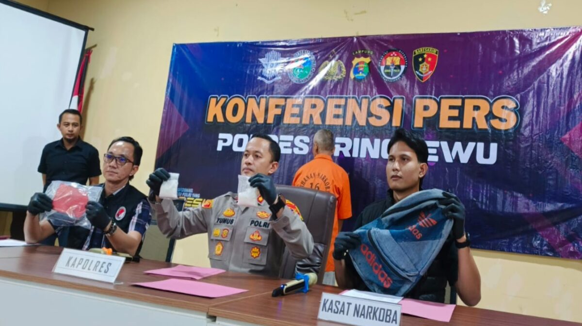 Kapolres Pringsewu saat menunjukan barang bukti  Narkotika dalam konferensi pers, Jumat 1 Nopember 2024 | Davit/Media Prioritastv.com
