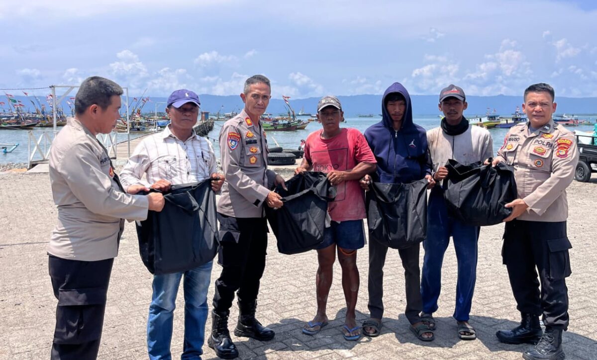 Penyerahan Bantuan Satgas NCS Polri oleh Polres Tanggamus di Dermaga 2 Kota Agung, Jumat 1 Nopember 2024 | Dok. Polres Tanggamus.