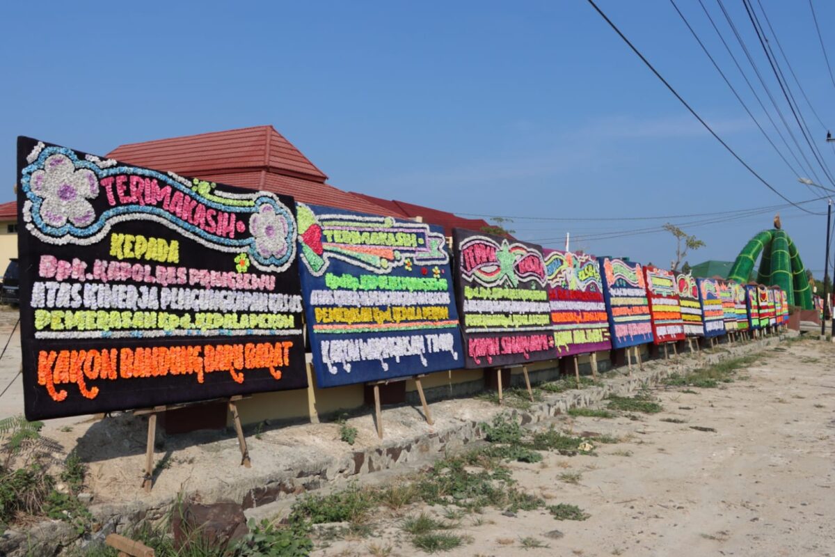 Karangan bunga para Kepala Pekon di Mapolres Pringsewu.