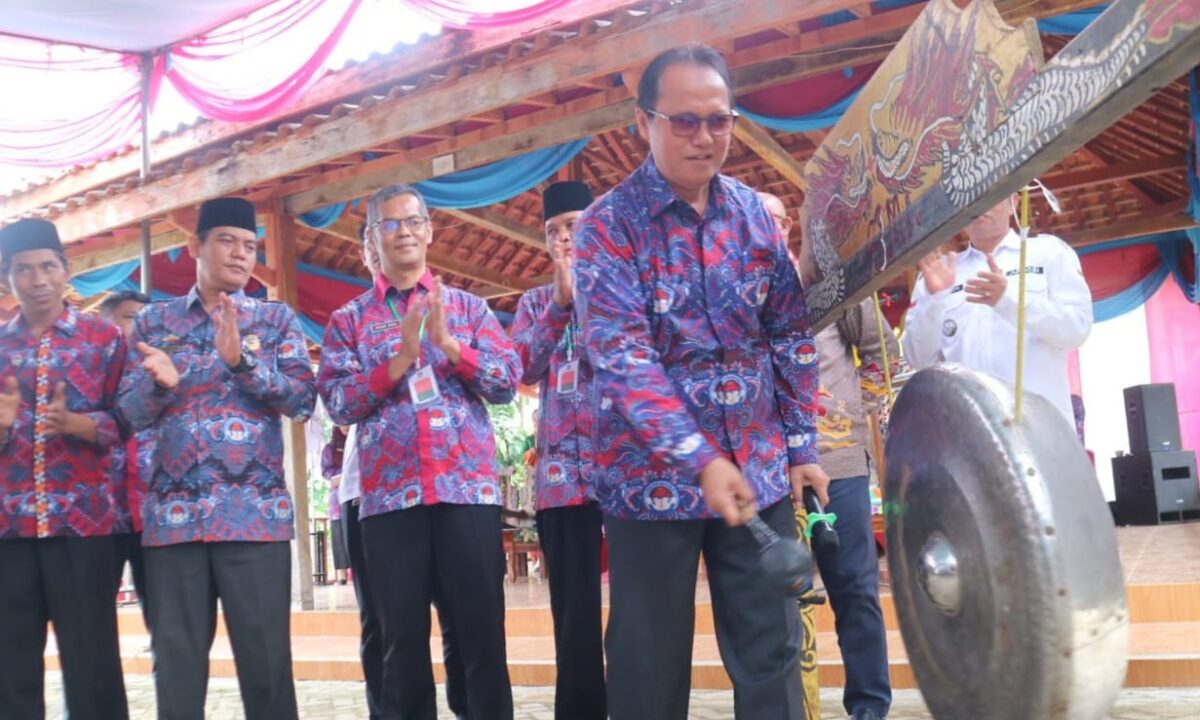 Pj Bupati Lampung Barat Nukman didampingi Ketua PPDI Lampung Triono melakukan pemukulan gong tanda dimulainya pelantikan PPDI Lampung Barat, Sabtu 2 Nopember 2024.