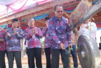 Pj Bupati Lampung Barat Nukman didampingi Ketua PPDI Lampung Triono melakukan pemukulan gong tanda dimulainya pelantikan PPDI Lampung Barat, Sabtu 2 Nopember 2024.