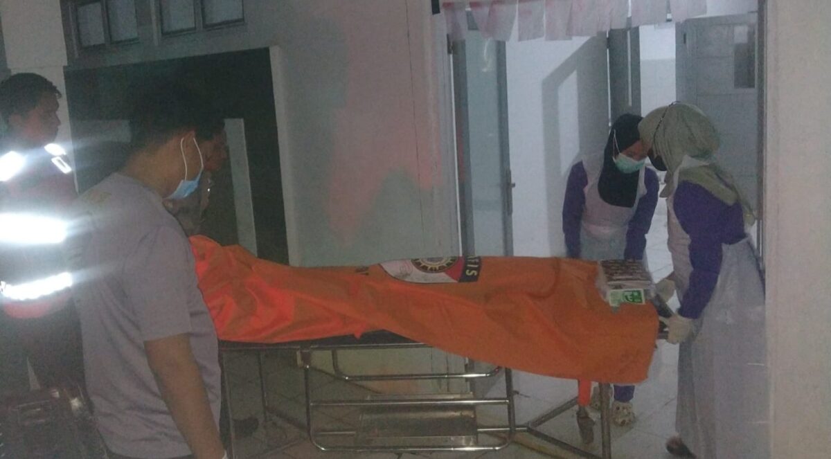 Jenazah Pria 55 Tahun saat di evakuasi polisi di Way Kanan, Lampung, Jumat 1 Nopember 2024, malam.