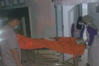 Jenazah Pria 55 Tahun saat di evakuasi polisi di Way Kanan, Lampung, Jumat 1 Nopember 2024, malam.