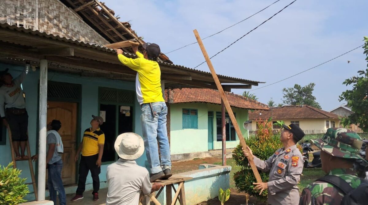 Petugas gabungan saat melaksanakan perbaikan rumah warga paska Puting Beliung di Pujoasri, Trimurjo, Lampung Tengah, Minggu 3 Nopember 2024.