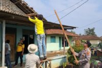 Petugas gabungan saat melaksanakan perbaikan rumah warga paska Puting Beliung di Pujoasri, Trimurjo, Lampung Tengah, Minggu 3 Nopember 2024.