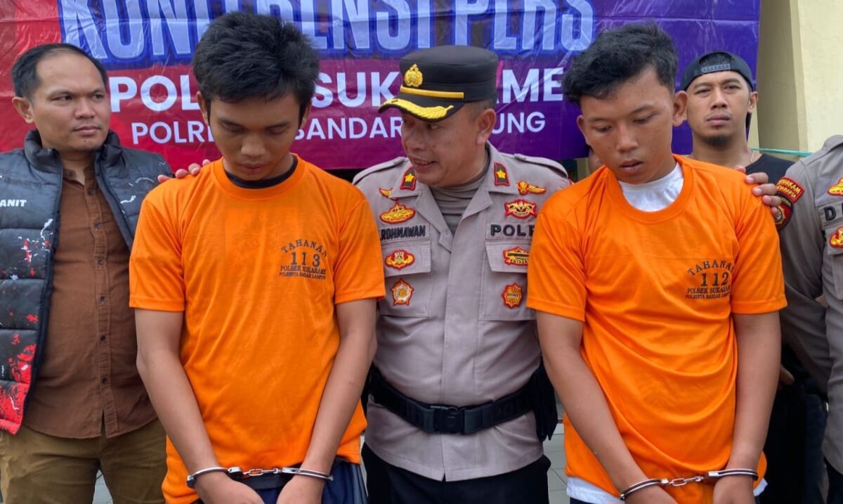 Kedua tersangka saat berada di Polsek Sukarame Bandar Lampung.