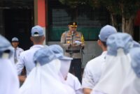 Kapolres Tanggamus AKBP Rivanda saat memberikan amanat dalam upacara di SMAN 1 Kota Agung, Senin 4 Nopember 2024 | Herdi/Media Prioritastv.com.
