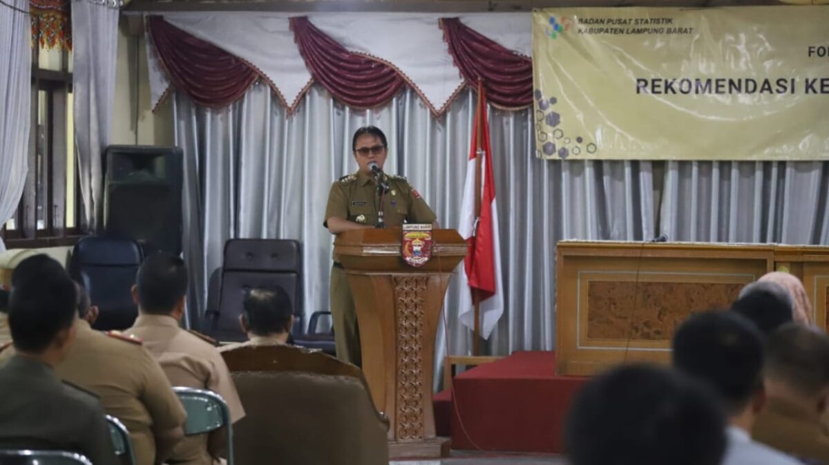 Pj Bupati Lambar Nukman saat menyampaikan sambutan, Senin 4 Nopember 2024.