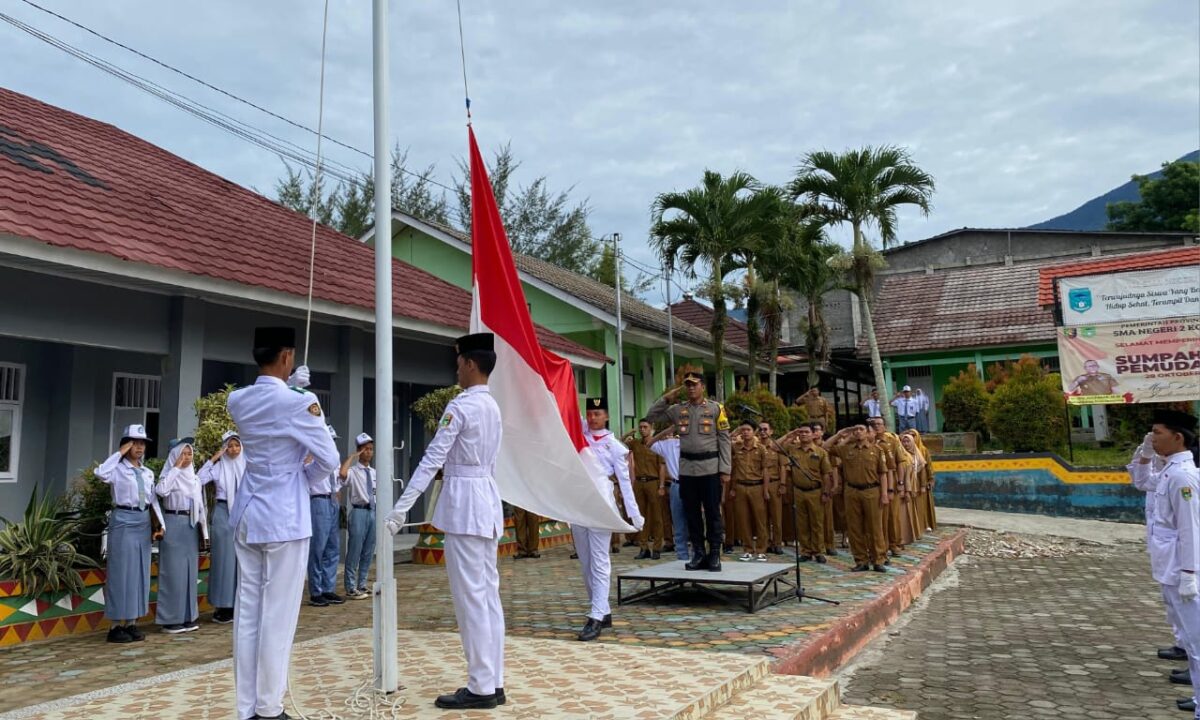 Kompol Made Silva Yudiawan, Wakapolres Tanggamus saat menjadi pembina upacara di SMAN 2 Kota Agung, Senin 4 Nopember 2024.