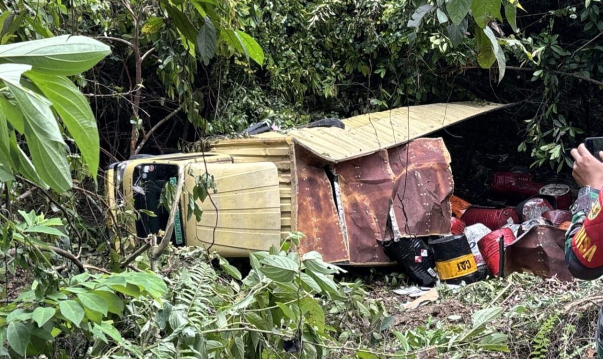 Truk dalam kondisi rusak berat berada di dalam jurang tanjakan mayit, Pesisir Barat, Lampung dalam kecelakaan tunggal Senin, 4 Nopember 2024.