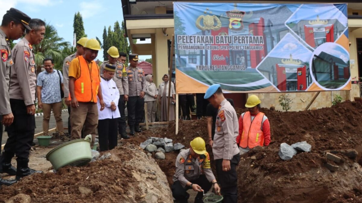 Peletakan batu pertama pembangunan gedung SPKT Polres Tanggamus, Selasa 5 Nopember 2024.