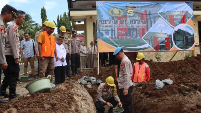 
 Peletakan batu pertama pembangunan gedung SPKT Polres Tanggamus, Selasa 5 Nopember 2024.