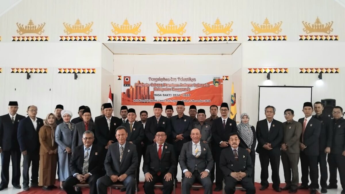 Foto bersama Pengurus Insinyur Indonesia Tanggamus bersama Pj Bupati Mulyadi Irsan di GSG Islamic Center Kota Agung, Selasa 5 Nopember 2024 | Herdi/Media Prioritastv.com.
