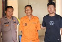 Tersangka saat akan dijebloskan ke sel tahanan Polsek Pringsewu Kota, Rabu 6 Nopember 2024.