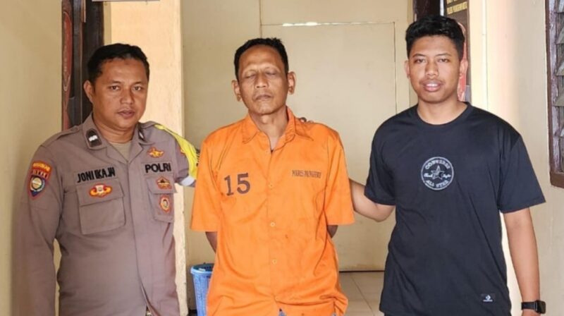 Tersangka saat akan dijebloskan ke sel tahanan Polsek Pringsewu Kota, Rabu 6 Nopember 2024.