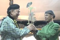 Calon Bupati Tanggamus H. Saleh Asnawi saat menerima Cindramata Wayang.