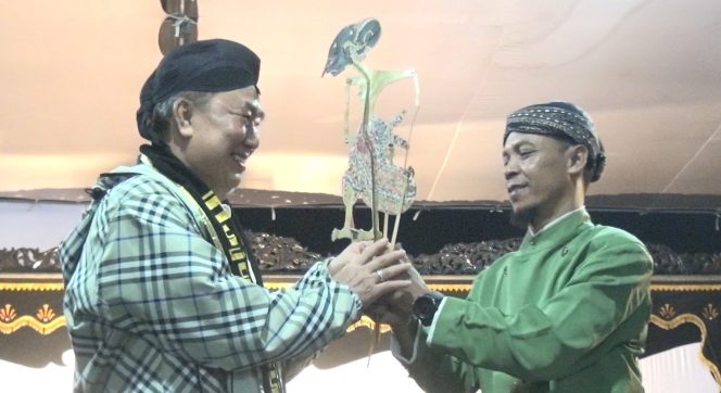 
 Calon Bupati Tanggamus H. Saleh Asnawi saat menerima Cindramata Wayang.