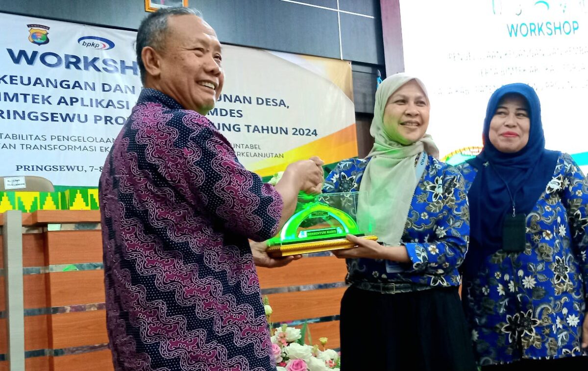 Penyerahan Cindramata oleh Staf Ahli Bupati Pringsewu Bidang Pemerintahan, Hukum, dan Politik, Hipni kepada BPKP Lampung.