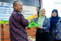 Penyerahan Cindramata oleh Staf Ahli Bupati Pringsewu Bidang Pemerintahan, Hukum, dan Politik, Hipni kepada BPKP Lampung.