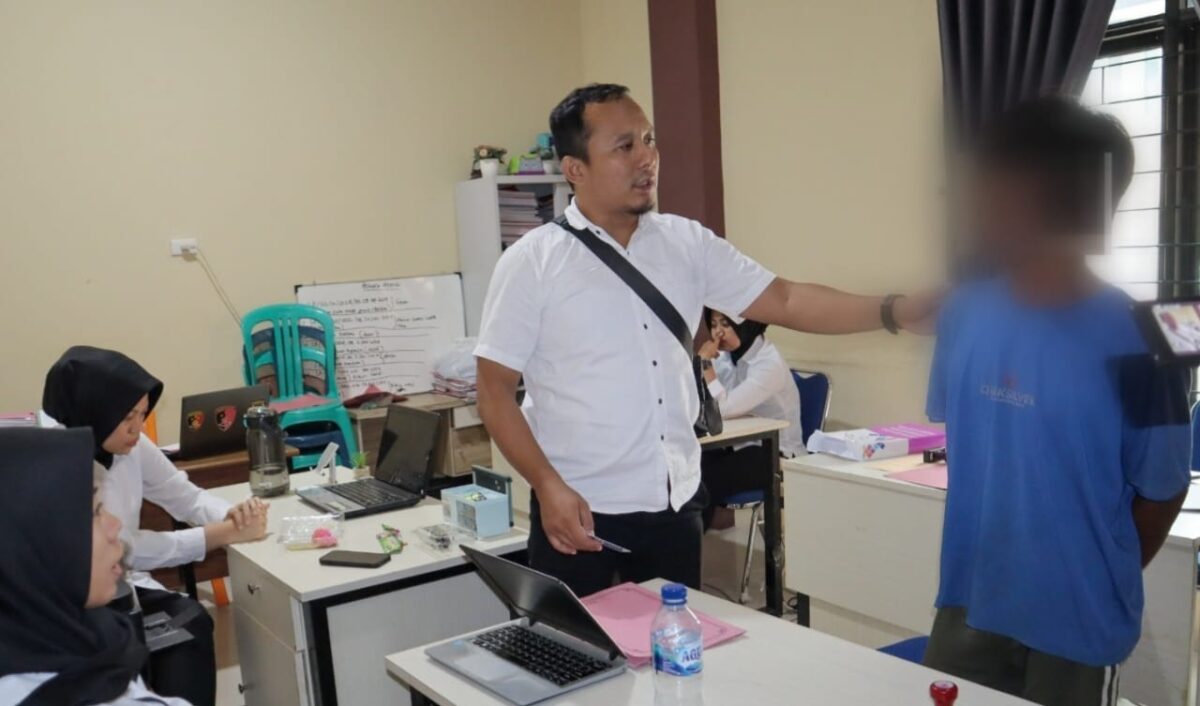 Tersangka saat dimintai keterangan oleh penyidik Polres Pringsewu, Kamis 7 Nopember 2024.