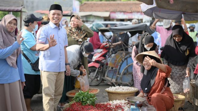 
 H. Riyanto Pamungkas saat mengunjungi pasar Sarinongko, Pringsewu, Lampung, Kamis 7 Nopember 2024.