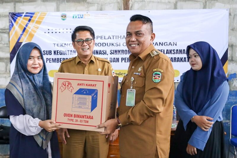 Penyerahan bantuan UMKM Pemkab Purwakarta, Jawa Barat.