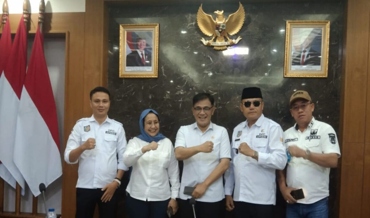 Ketua Apdesi Tanggamus Mirza YB dan jajarang pengurus saat foto bersama BP Taskin di Gedung Kementerian Sekretariat Negara, Kompleks Istana Kepresidenan, Jakarta Pusat, pada Jumat (8/11/2024) | Dok. Mirza YB.