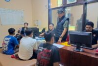 Ketiga pria yang ditangkap Polres Purwakarta atas keterlibatan Narkoba.