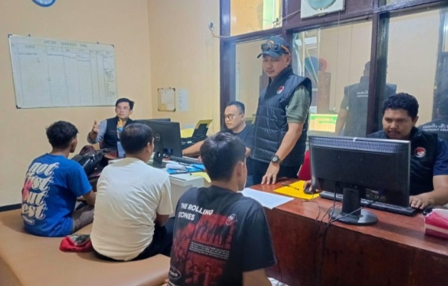 Ketiga pria yang ditangkap Polres Purwakarta atas keterlibatan Narkoba.