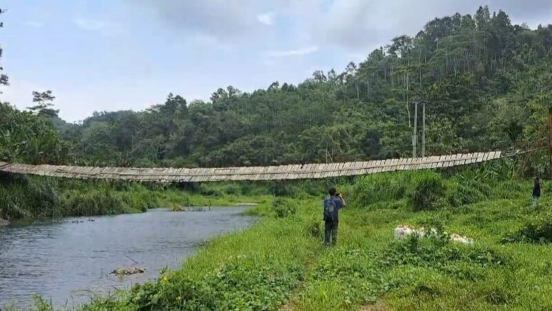 Kondisi jembatan gantung penghubung warga tiga dusun di Pekon Umbar, Kelumbayan, Tanggamus yang rusak parah, Sabtu 9 November 2024 | Bahyuti/Hayat.