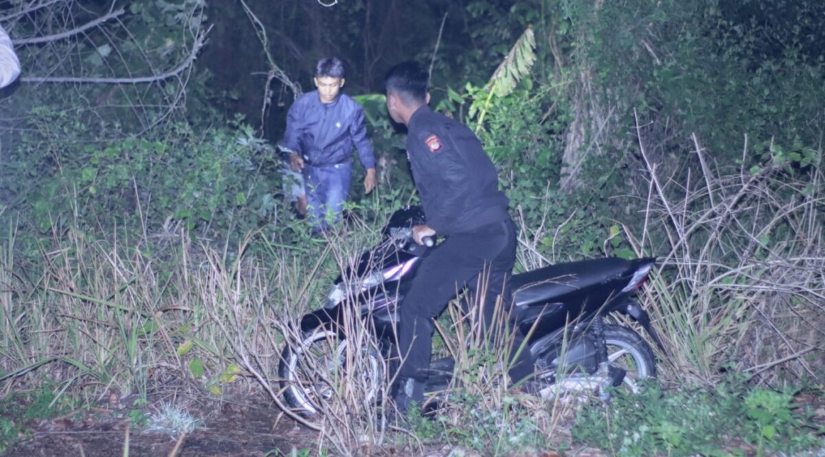 Polisi evakuasi sepeda motor yang disembunyikan di semak-semak Pringsewu, Sabtu 9 November 2024, malam.