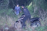 Polisi evakuasi sepeda motor yang disembunyikan di semak-semak Pringsewu, Sabtu 9 November 2024, malam.