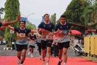 Semangat para peserta yang memasuki area Finish Tanggamus Run 2024 di Islamic Center Kota Agung, Minggu 10 November 2024.