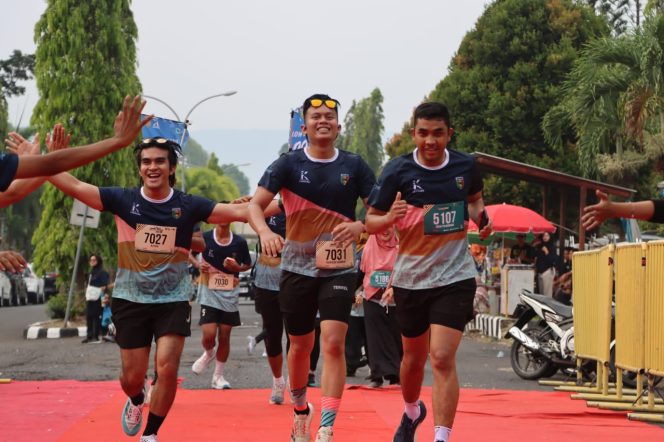 
 Semangat para peserta yang memasuki area Finish Tanggamus Run 2024 di Islamic Center Kota Agung, Minggu 10 November 2024.