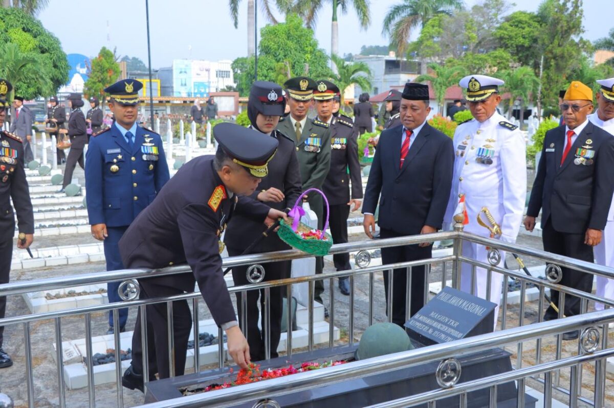 Kapolda Lampung saat Tabur Bunga di Makam Pahlawan Bandar Lampung, Minggu 10 November 2024.