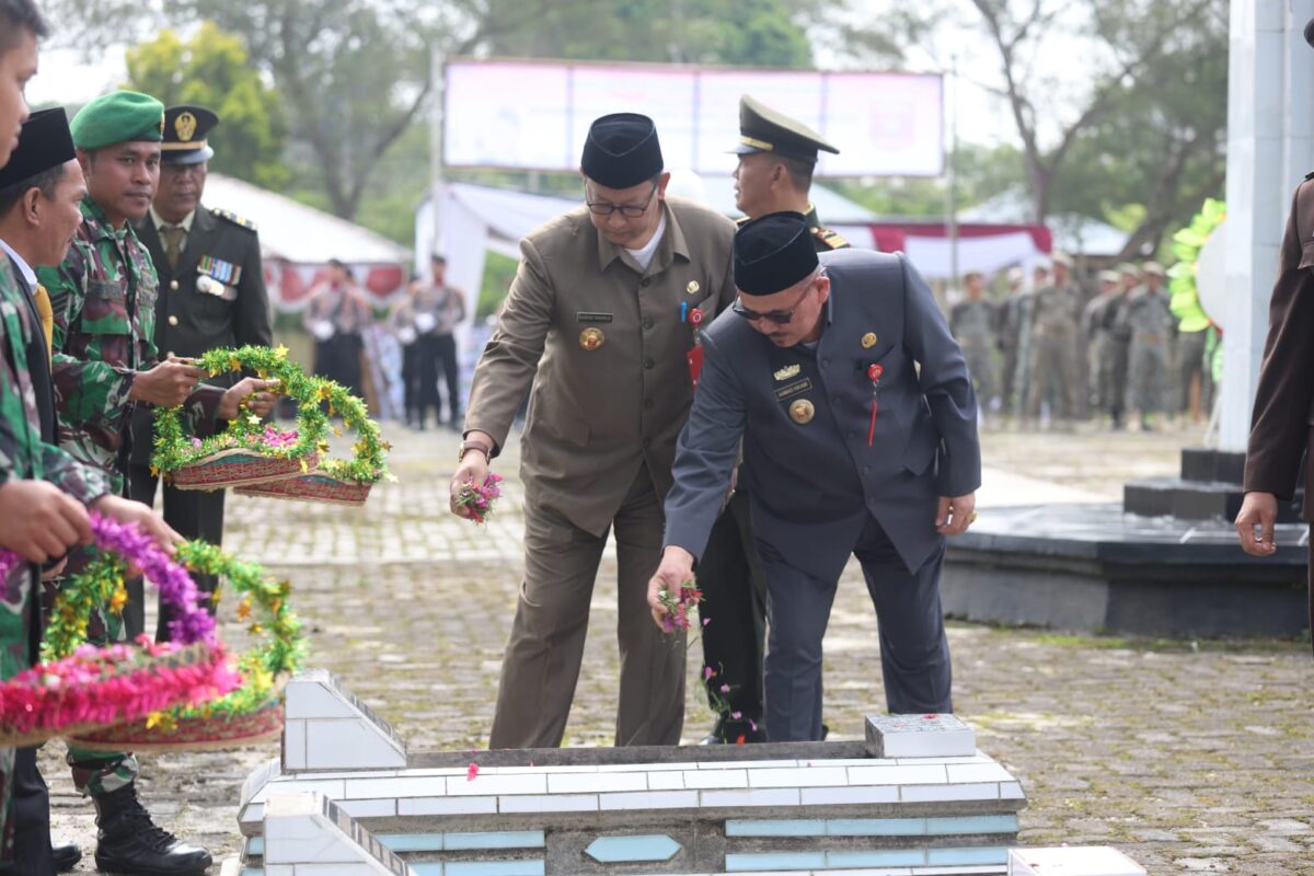Asisten Bidang Pemerintahan dan Kesejahteraan Rakyat, Ahmad Hikami saat tabur bunga di makam pahlawan, Minggu 10 November 2024.