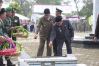 Asisten Bidang Pemerintahan dan Kesejahteraan Rakyat, Ahmad Hikami saat tabur bunga di makam pahlawan, Minggu 10 November 2024.