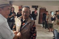 Calon Bupati Tanggamus M. Saleh Asnwi memakaikan rompi kepada Komunitas Ojek Tanggamus di BLB Talang Padang, Minggu 10 November 2024 | Edi Hidayat/Media Prioritastv.com.