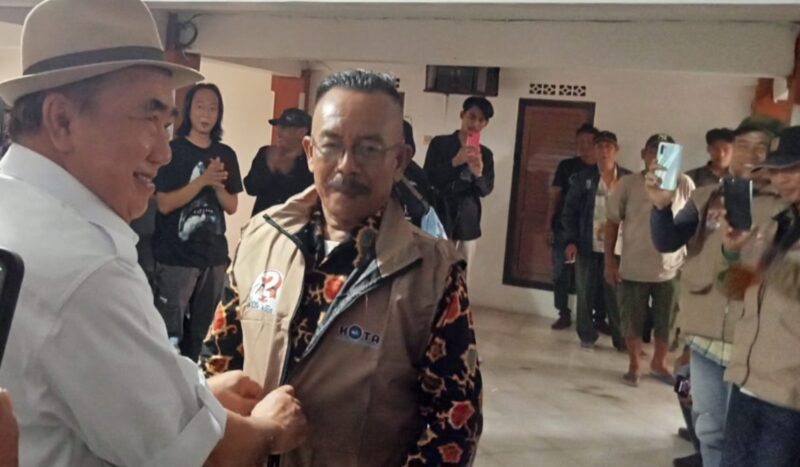 Calon Bupati Tanggamus M. Saleh Asnwi memakaikan rompi kepada Komunitas Ojek Tanggamus di BLB Talang Padang, Minggu 10 November 2024 | Edi Hidayat/Media Prioritastv.com.