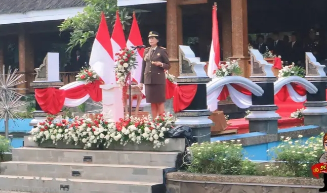 Kajari Purwakarta saat memimpin upacara hari Pahlawan, Minggu 10 November 2024.