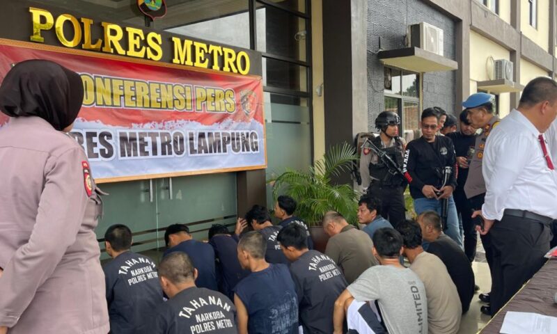 Polres Metro Lampung saat merilis 4 tersangka pengeroyokan dan sejumlah tersangka lain di Mapolres setempat, Senin 11 November 2024.