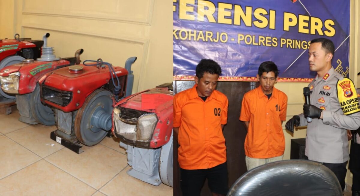 Kolase foto barang bukti traktor yang diamankan dan saat Kapolres Pringsewu meminta keterangan kedua tersangka di Mapolsek Sukoharjo, Senin 11 November 2024.
