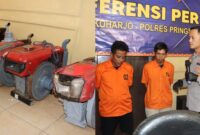 Kolase foto barang bukti traktor yang diamankan dan saat Kapolres Pringsewu meminta keterangan kedua tersangka di Mapolsek Sukoharjo, Senin 11 November 2024.