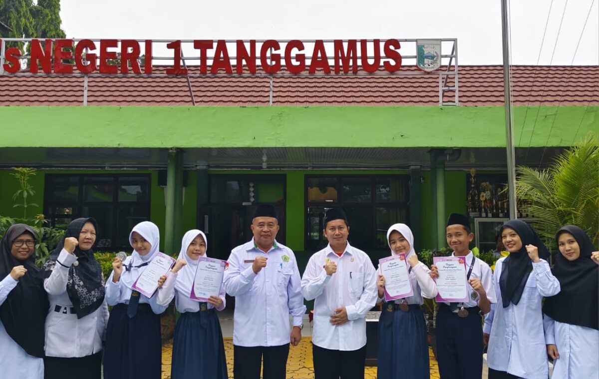 Foto bersama Kepala MTs Negeri 1 Tanggamus, dewan  guru dan para siswa peraih medali, Senin 11 November 2024 | Herdi/Media Prioritastv.com.