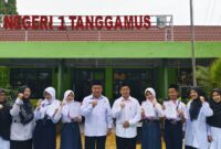 Foto bersama Kepala MTs Negeri 1 Tanggamus, dewan  guru dan para siswa peraih medali, Senin 11 November 2024 | Herdi/Media Prioritastv.com.