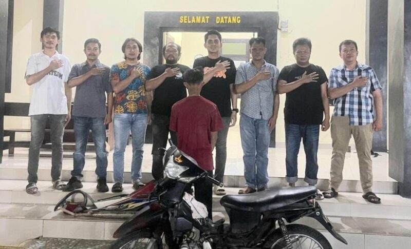 Tersangka saat diamankan di Polsek Pulau Panggung, Tanggamus.